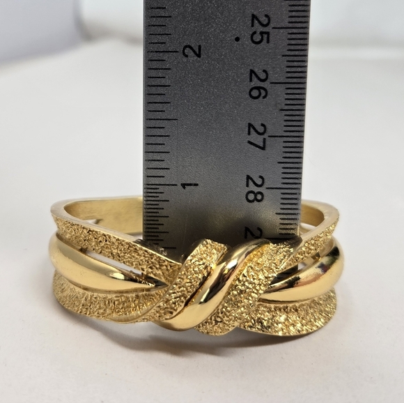 Vintage Trifari Hinge Clamp Bracelet Gold Toned Texture-Smooth Opens In Front - Picture 7 of 12